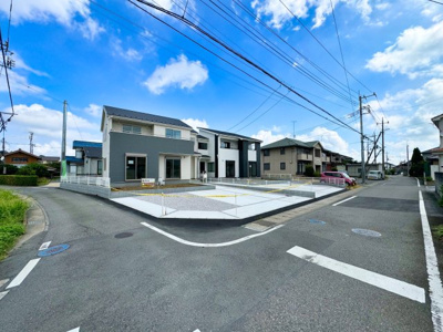 【前面道路含む現地写真】 | 一建設 太田第8内ケ島町　1号棟 | 開放的で日当たりのよい南西角地の区画です♪