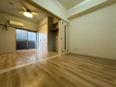 ジューム南船場の居間・リビング