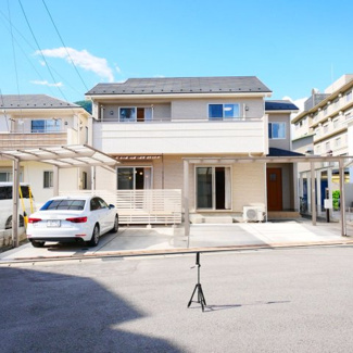 【外観】 | 南道路で日当り良好　カースペース並列4台分・カーポート3台分