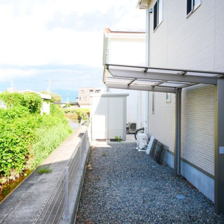 【外観】 | 敷地北側　サイクルポートあり　バイク置き場にも良