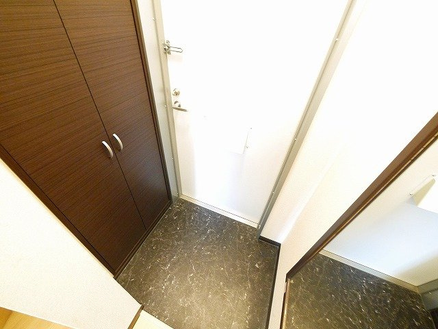 レオネクストサンシャイン岩室の玄関|ゆったりとした玄関です