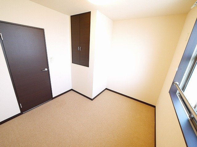 レオネクストサンシャイン岩室の洋室|きれいな洋室です