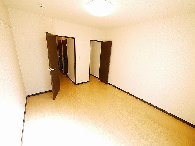 レオネクストサンシャイン岩室の寝室|ゆとりの広さです