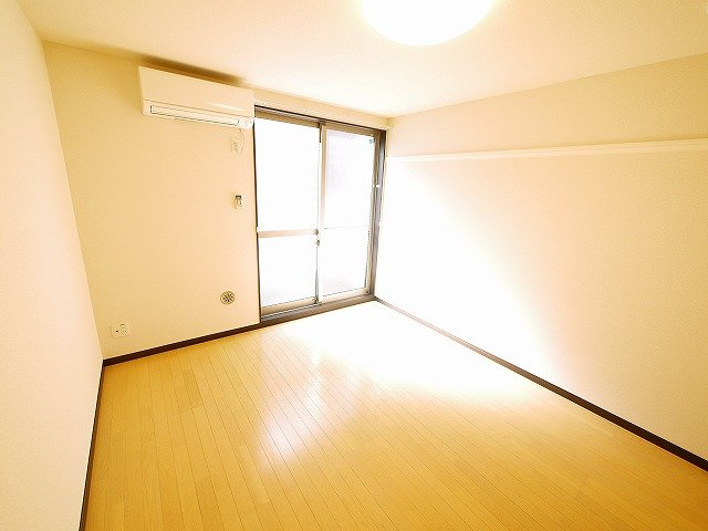 レオネクストサンシャイン岩室の洋室|個人の部屋や寝室として使える洋室です