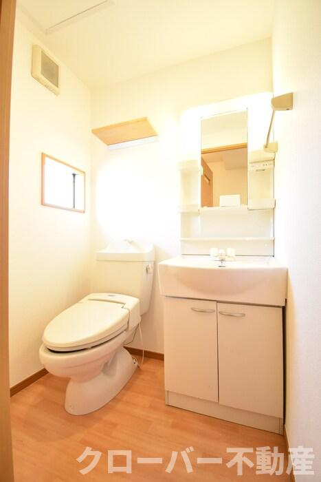 グレースタウン川津 Ａの洗面所|温水洗浄暖房便座・洗髪洗面化粧台