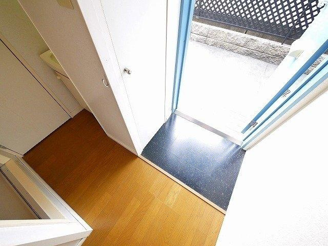 レオパレス浪漫２０００の玄関|収納もある玄関です