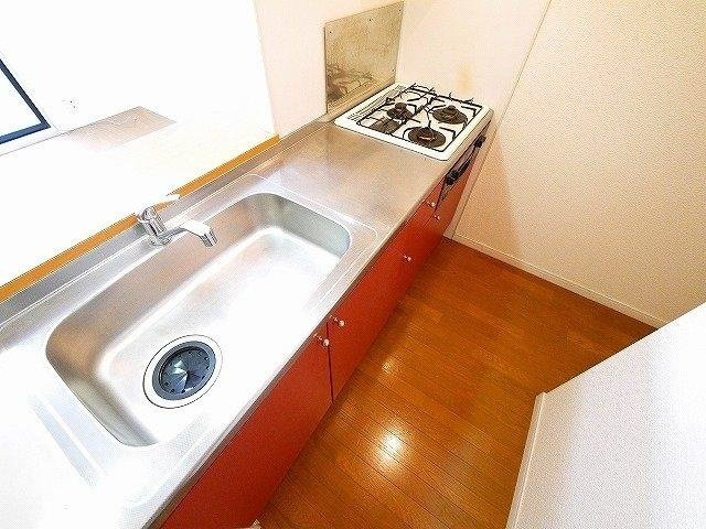 レオパレス浪漫２０００のキッチン|コンパクトなキッチンで掃除もラクラク