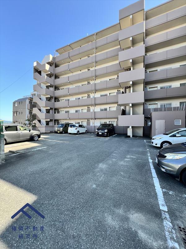 ロワールマンションやよい坂の駐車場