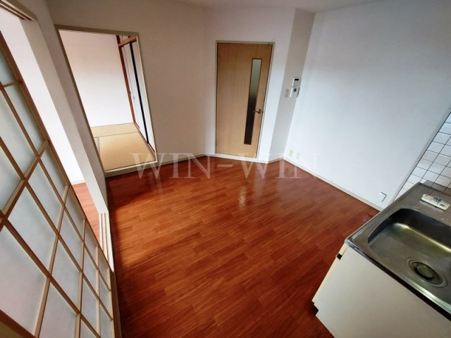 アペックス B棟の居間・リビング|イメージ（同建物内別部屋の写真です）