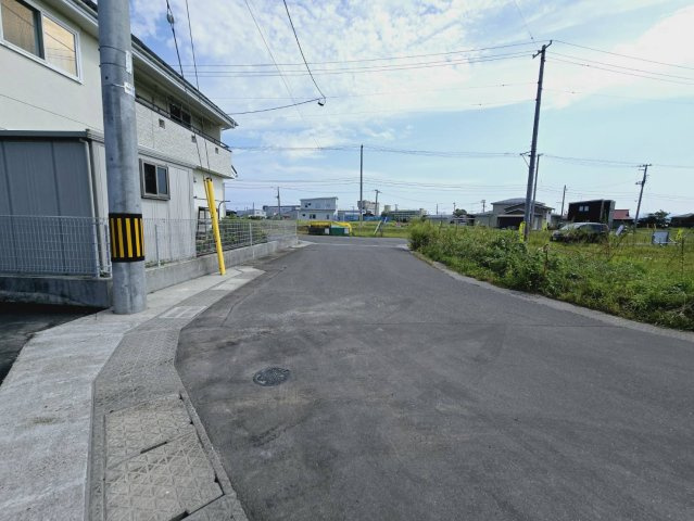 八戸市大字尻内町字高田築浅中古物件‼の前面道路含む現地写真