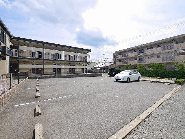 レオパレスくれーる大安寺の駐車場|駐車場があるので、車を買う予定の方も安心です
