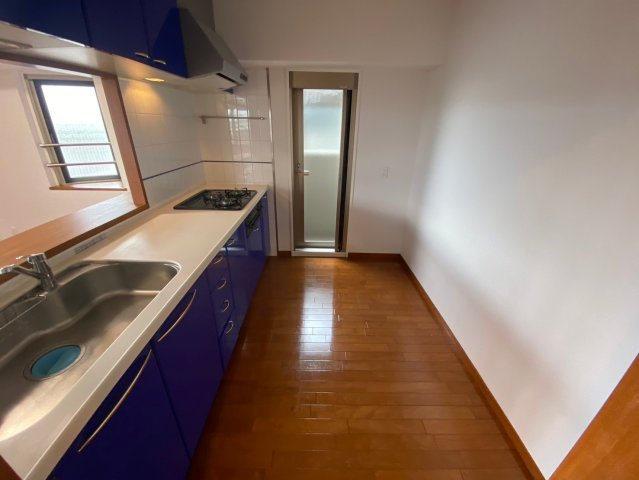 ファミール藤ヶ丘5番館のキッチン|広々としたキッチンスペース♪勝手口付き