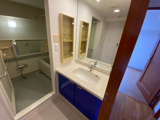 ファミール藤ヶ丘5番館の独立洗面台|ワイドな鏡を備えた洗面化粧台