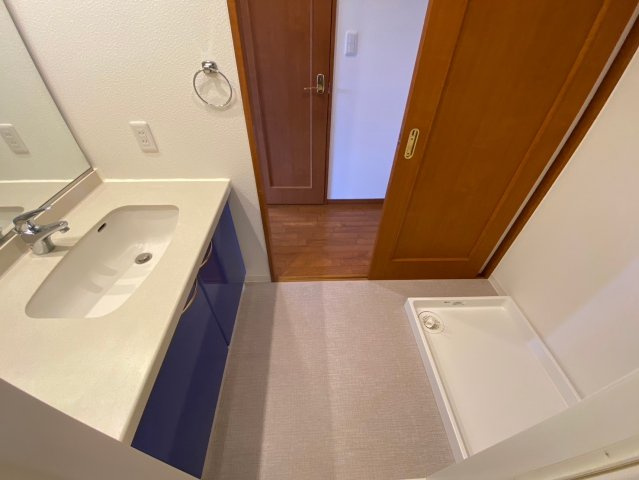 ファミール藤ヶ丘5番館の脱衣所|ゆとりの洗面スペースで朝の身支度も快適スムーズに。