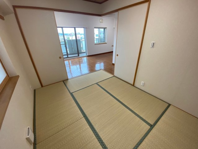 ファミール藤ヶ丘5番館の和室|リビングに隣接した和室。客間としても寝室にしても用途に合わせて活用できます◎