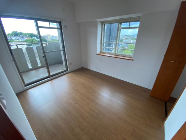 ファミール藤ヶ丘5番館の洋室|【5.5帖】
2面採光のお部屋、出窓はちょっとした飾り付けスペースにも使えますね♪