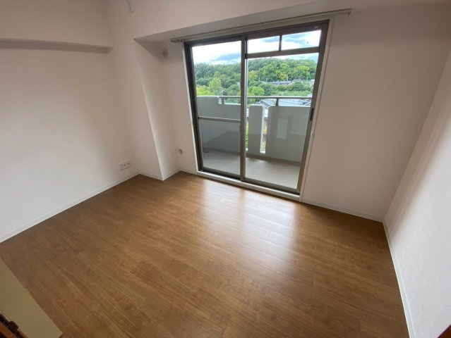 ファミール藤ヶ丘5番館の寝室|【6.0帖】
木の温もりがやさしいフローリングは安らぎをもたらすプライベート空間。