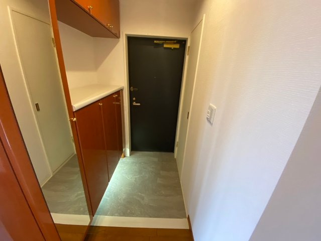 ファミール藤ヶ丘5番館の玄関|明るく広い玄関には収納力に優れたシューズボックス！靴をスッキリと
整頓することができます。
