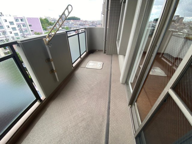 ファミール藤ヶ丘5番館のバルコニー|陽射しが差し込む明るくて、広くて使いやすいバルコニーです！