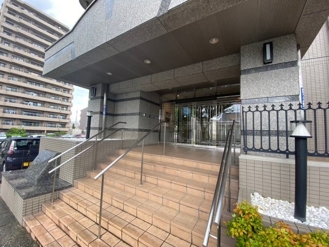 ファミール藤ヶ丘5番館の現況写真|緑の植栽が映えるグレーのタイルに包まれた外観