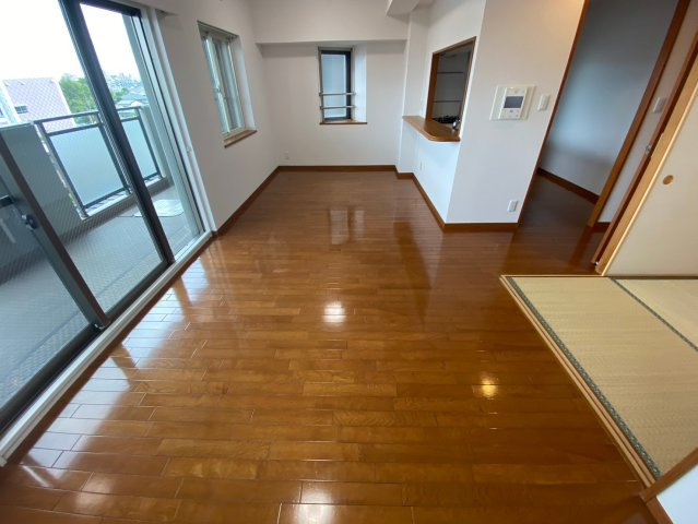 ファミール藤ヶ丘5番館の居間・リビング|窓から陽の光がたっぷり注ぐ明るいリビングです♪