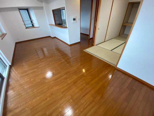 ファミール藤ヶ丘5番館の居間・リビング|ナチュラルな木目調の床から木のぬくもりを感じられる広々とした15.3帖のリビングルーム