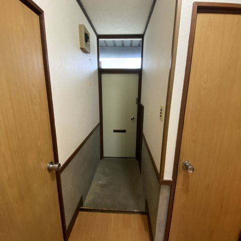 登別マンションの玄関