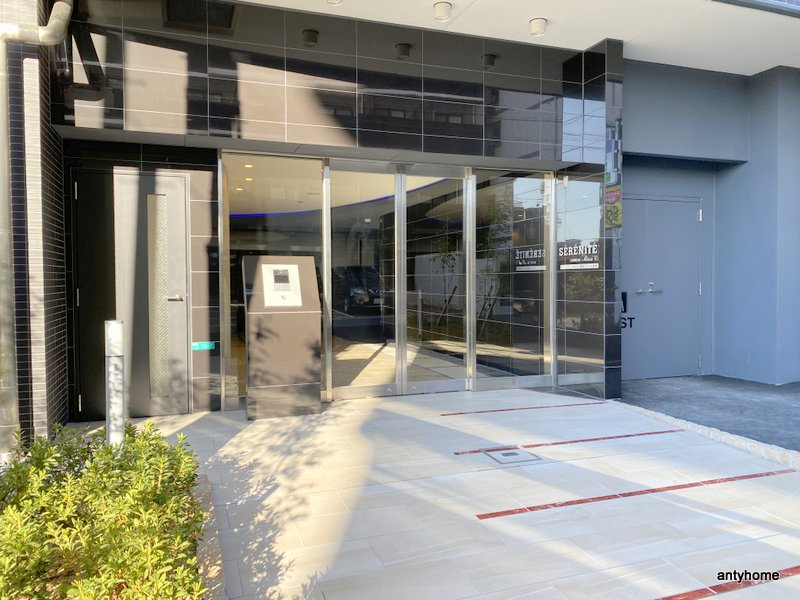 セレニテ難波ミラク弐番館　仲介手数料無料のエントランス
