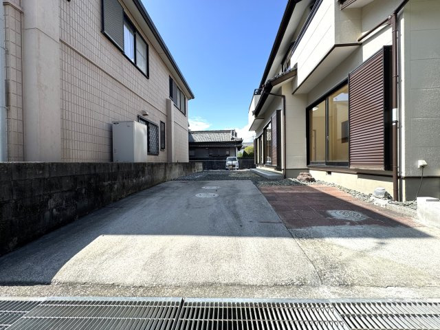 南国市篠原の駐車場|縦列で2台駐車可能です。