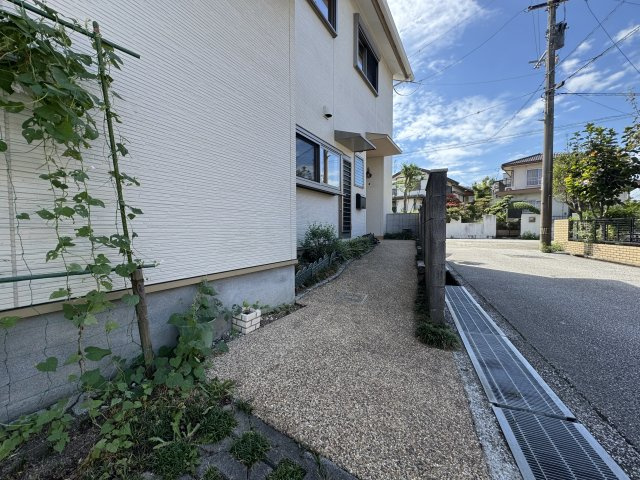 高知市高須3丁目のエントランス|エントランス部分はスロープになっています。