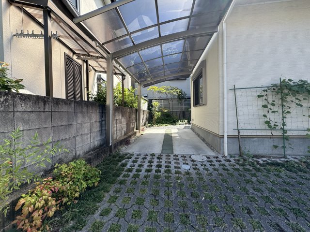 高知市高須3丁目の駐車場|敷地の東側のカーポート。縦列で2台駐車可能です。奥に庭があります。