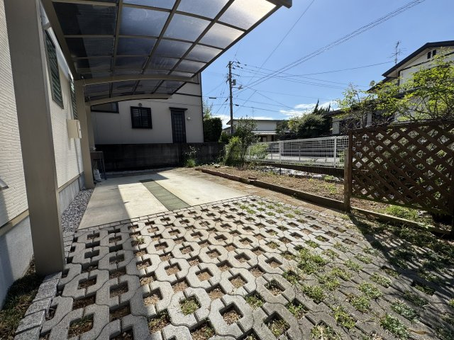 高知市高須3丁目の駐車場|西側にもカーポートがあり、こちらにも縦列で2台駐車可能です。ちょっとした家庭菜園スペースもあります。