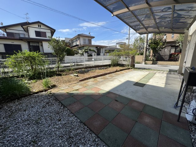 高知市高須3丁目の駐車場|西側駐車スペースとお庭。散水用の外部水栓、さらにはEV車などの充電に使用できる外部電源も設置しています。