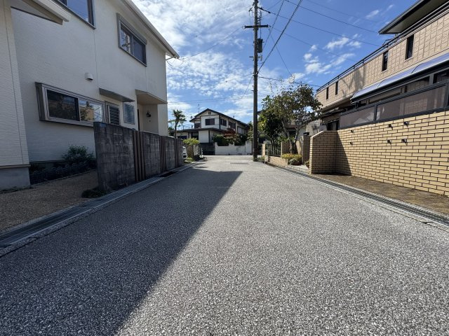 高知市高須3丁目の前面道路含む現地写真|東側から西向きを撮影。本物件は画像の左側。