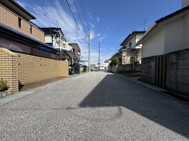 高知市高須3丁目の前面道路含む現地写真|西側から東向きを撮影。本物件は画像の右側。