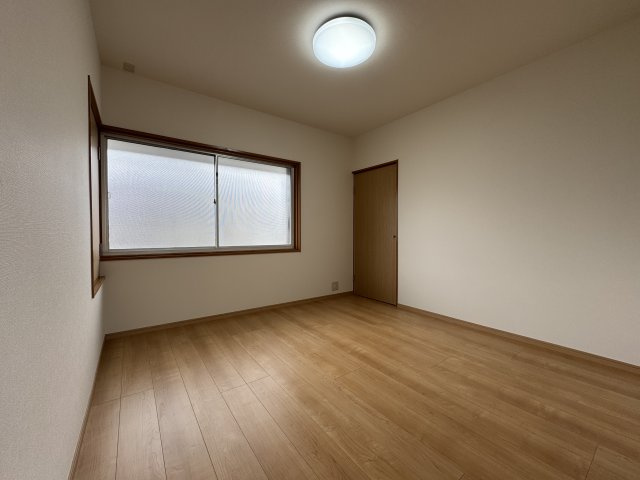 吾川郡いの町の洋室|2階階段あがってすぐの4.5帖洋室