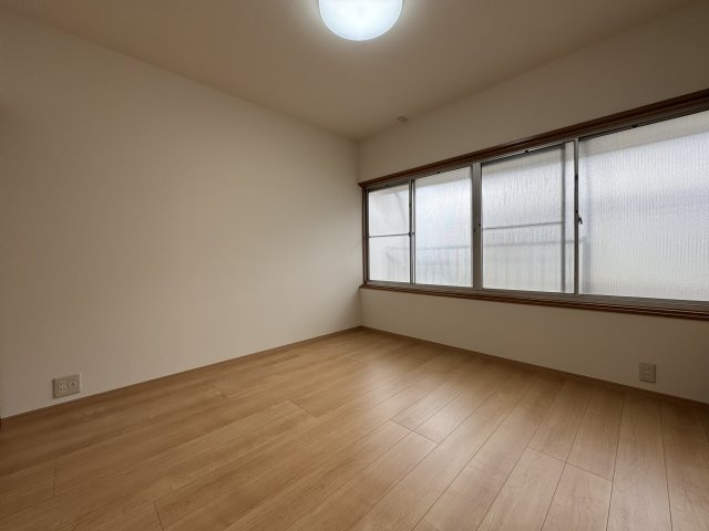 吾川郡いの町の洋室|2階奥の4.5帖洋室。窓の向こうに小さめのベランダがあります。