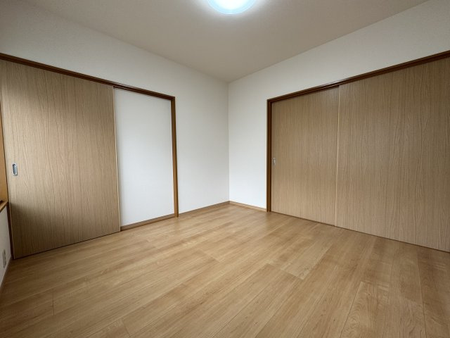 吾川郡いの町の洋室|2階奥の4.5帖洋室。左のドアは廊下へのドアです。右側は収納スペースです。