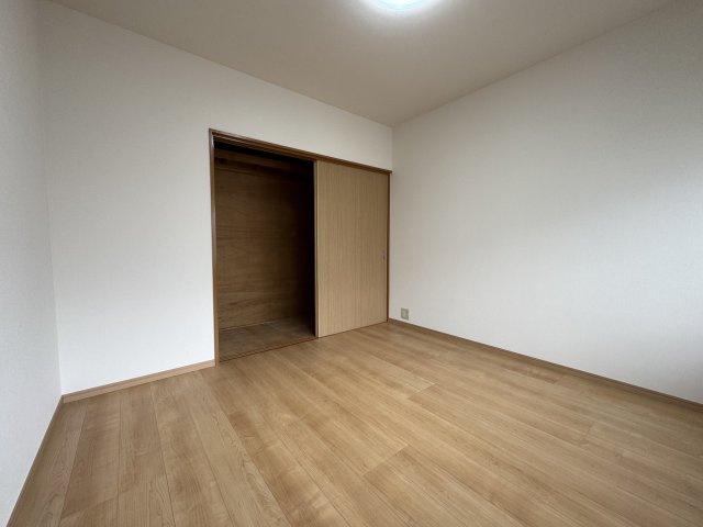 吾川郡いの町の洋室|2階奥の4.5帖洋室の収納スペース。