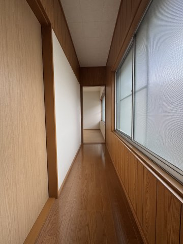 吾川郡いの町のその他共用部分|階段を上がったところの廊下。突き当りが奥の4.5帖洋室です。