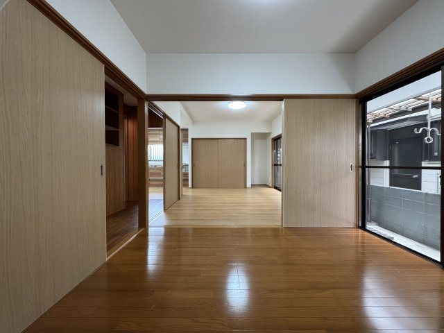 吾川郡いの町の洋室|1階4.5帖洋室。奥に見えるのが6.5帖洋室です。