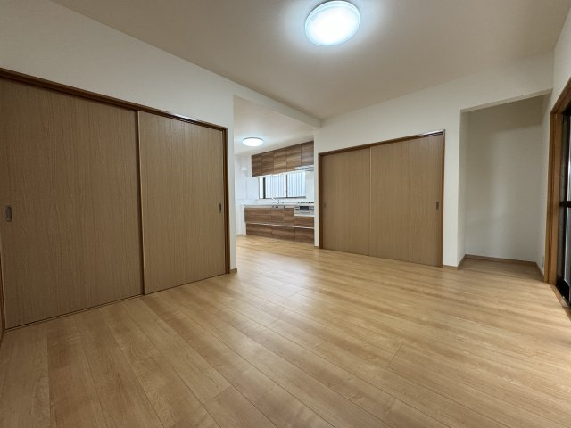 吾川郡いの町の洋室|1階6.5帖洋室。中央奥にキッチンが見えます。