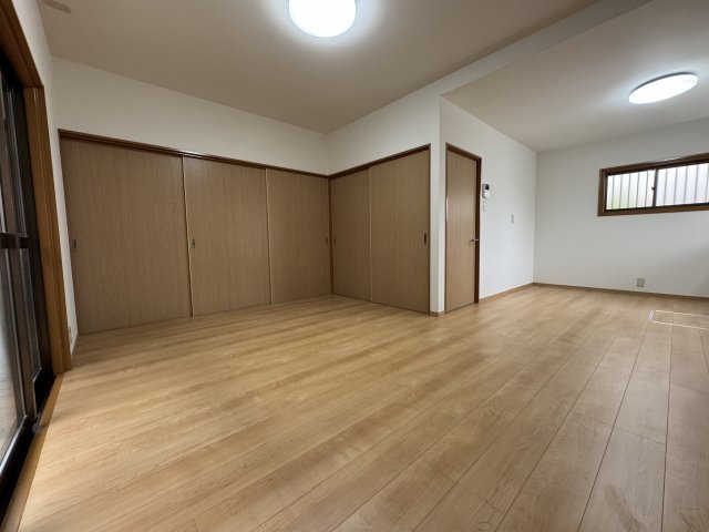 吾川郡いの町の洋室|1階6.5帖洋室。右奥がキッチンです。左奥が4.5帖洋室です。