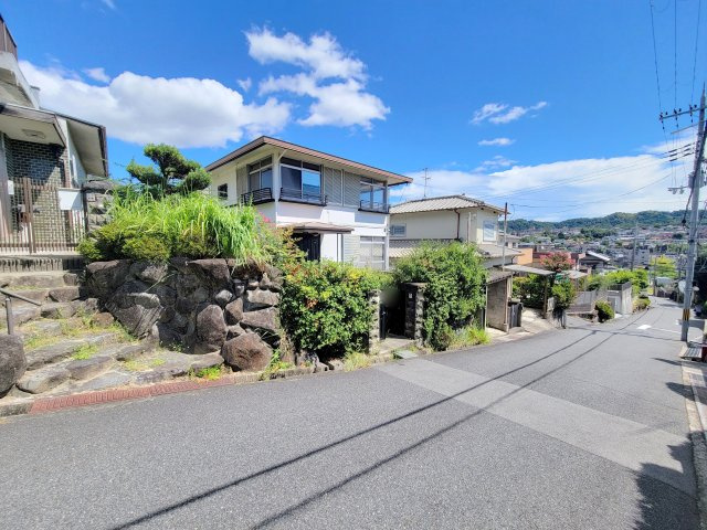 生駒市萩原町中古戸建の前面道路含む現地写真