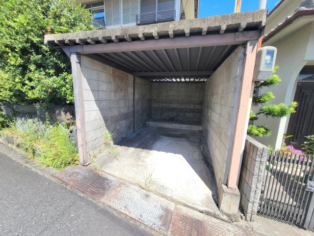 生駒市萩原町中古戸建の駐車場