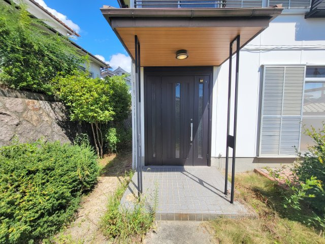 生駒市萩原町中古戸建のエントランス
