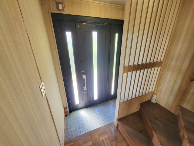 生駒市萩原町中古戸建の玄関