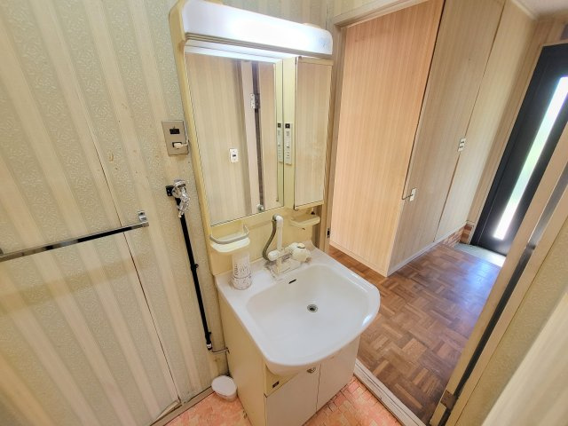 生駒市萩原町中古戸建の独立洗面台