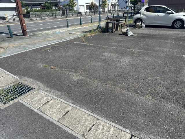 鳴神ビルの駐車場