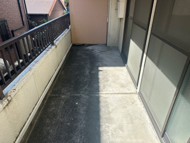 鳴神ビルのバルコニー